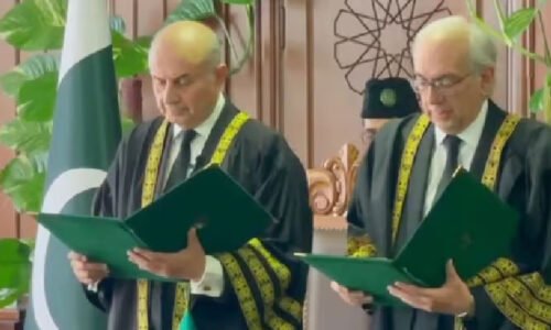 جسٹس منصور علی شاہ نے قائم مقام چیف جسٹس کا حلف اٹھا لیا