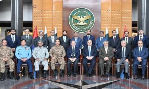 وزیراعظم اور مسلح افواج کے سربراہان کا آئی ایس آئی ہیڈ کوارٹرز کا دورہ، سیکیورٹی صورتحال پر بریفنگ