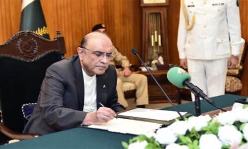 تنخواہوں میں 140 فیصد سے زائد اضافہ، صدر مملکت نے آرڈیننس جاری کر دیا