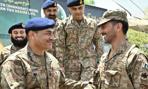 ہر جارحیت کا موثر جواب دینے کیلئے تیار ہیں ، فیلڈ مارشل عاصم منیر کا کنٹرول لائن پر اگلے مورچوں کا دورہ