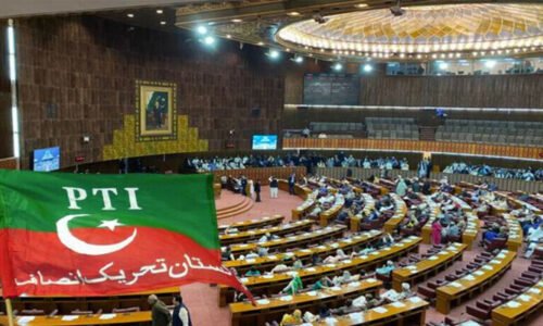 پی ٹی آئی کا کا بجٹ اجلاس میں شور شرابا، ڈیسک بجائے، بجٹ کی کاپیاں پھاڑ دیں
