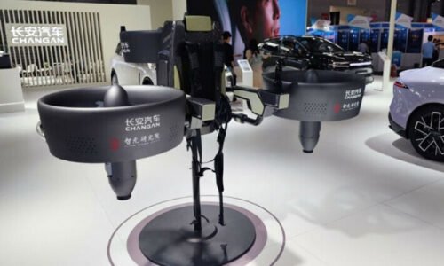 ایک ہزار فٹ کی بلندی تک پرواز کروانے والا ’جیٹ پیک‘ تیار، آزمانا چاہیں گے؟