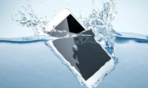 موبائل فون بارش میں بھیگ جائے یا پانی میں گر جائے تو کیا کریں؟