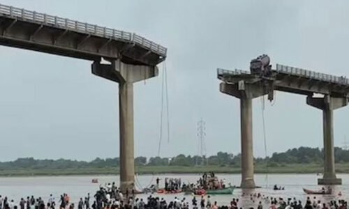 بھارتی ریاست گجرات میں پل ٹوٹنے سے گاڑیاں دریا میں جا گریں ، 10 افراد ہلاک