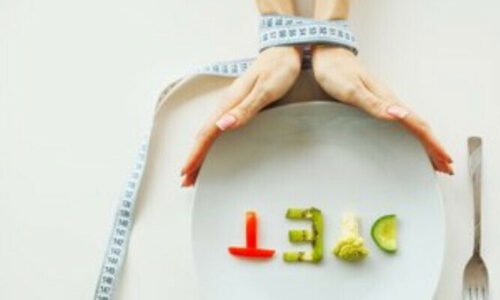 دو ہفتے صرف سبزیاں کھانے والی لڑکی موت کے منہ سے بچ گئی