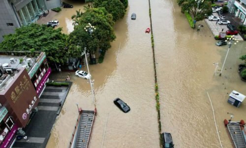 چین، 24 گھنٹوں کے دوران سال بھر کی اوسط بارش ریکارڈ، سڑکیں اور گھر زیر آب