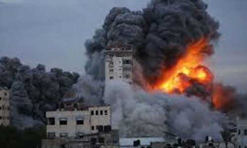 اسرائیلی فوج کی غزہ میں اسکولوں، گھروں اور امدادی مرکز پر بمباری ، 95 فلسطینی شہید