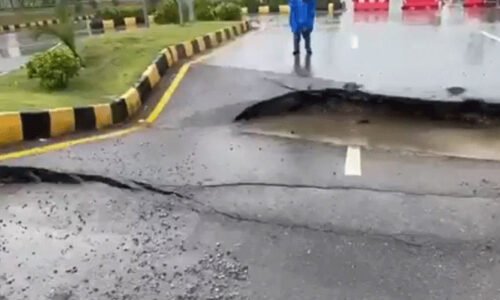 اسلام آباد ایف 8 میں 45 دن میں بننے والا روڈ موسلادھار بارش کے باعث ٹوٹ گیا