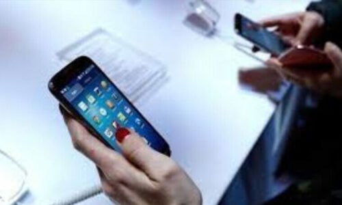 پاکستان میں عورتیں زیادہ موبائل استعمال کرتی ہیں یا مرد؟