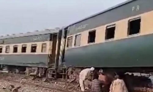 شکار پور کے قریب ریلوے ٹریک پر دھماکا ، جعفر ایکسپریس کی 3 بوگیاں پٹڑی سے اتر گئیں