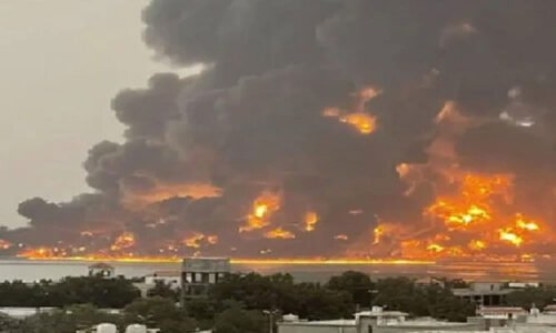 اسرائیل کا یمن میں حوثیوں پر فضائی حملہ، بندگاہوں اور پاور پلانٹز کو نشانہ بنایا