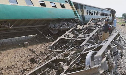 مستونگ میں ٹریک پر دھماکا ، جعفر ایکسپریس کا انجن اور 5 بوگیاں پٹڑی سے اتر گئے