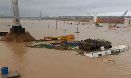 کراچی میں بارش: ندی نالوں میں طغیانی، ڈیم اوور فلو ہونے سے کئی علاقے زیرِ آب، اسکولوں میں تعطیل، فوج طلب