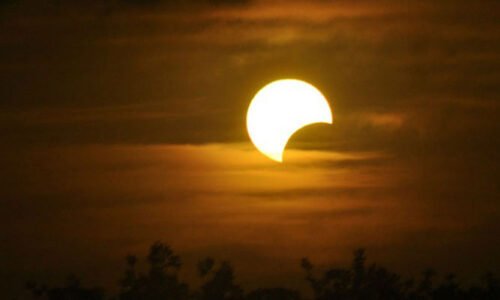 کل ملک بھر میں مکمل چاند گرہن دیکھا جائے گا