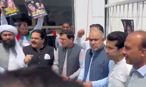 پی ٹی آئی کا قومی اسمبلی اجلاس کا بائیکاٹ، پارلیمنٹ کے باہر اپنی اسمبلی لگا لی