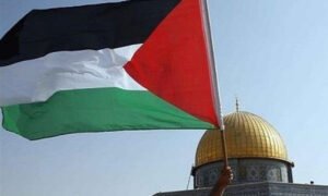 اسلام آباد: آسٹریلیا ، برطانیہ اور کینیڈا نے فلسطین کی ریاست کو باضابطہ طور پر تسلیم کر لیا۔ خبر ایجنسی کے مطابق کینیڈین وزیراعظم مارک کارنی نے کہا ہے کہ پرامن مستقبل کیلئے فلسطینی ریاست کو شراکت داری کی پیشکش کرتے ہیں۔ ان کا کہنا تھا کہ اسرائیل کی جانب سے مغربی کنارے میں مسلسل غیر قانونی بستیوں کی تعمیر اور غزہ میں جاری حملوں نے لاکھوں افراد کو بے گھر اور ہزاروں شہریوں کو قتل کیا ہے، یہ سب اقدامات بین الاقوامی قانون کی خلاف ورزی ہیں۔ علاوہ ازیں آسٹریلوی حکومت کا کہنا ہے کہ فلسطینی ریاست کو تسلیم کرنا دو ریاستی حل کیلئے عالمی کوششوں کا حصہ ہے ، دوسری جانب برطانیہ نے بھی فلسطینی ریاست کو تسلیم کر لیا ہے۔ برطانیہ کا یہ اقدام اس وقت سامنے آیا ہے جب یورپی یونین کے کئی دیگر ممالک بھی فلسطین کو مکمل ریاست کا درجہ دینے پر غور کر رہے ہیں۔ قبل ازیں برطانیہ کے نائب وزیراعظم ڈیوڈ لیمی نے کہا تھا کہ فلسطین کو ریاست کے طور پر تسلیم کرنا ایک اہم سفارتی اقدام ہے، لیکن اس کا مطلب یہ نہیں کہ کل ہی فلسطینی ریاست وجود میں آ جائے گی ، یہ عمل طویل مدتی امن کے حل کی طرف ایک قدم ہے۔